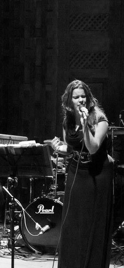 Laura cantando